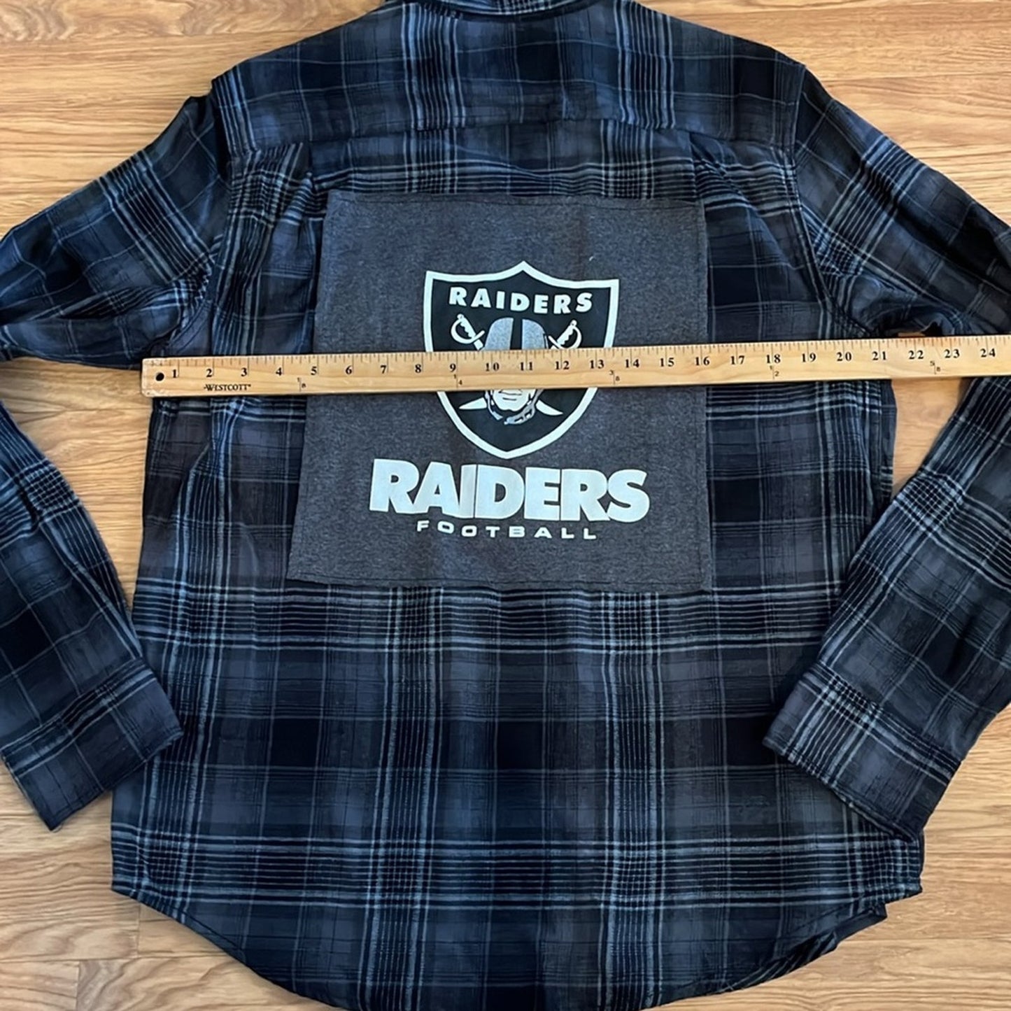 Las Vegas Raiders Football NFL Flannel Shirt upcycled unisex Size Medium M