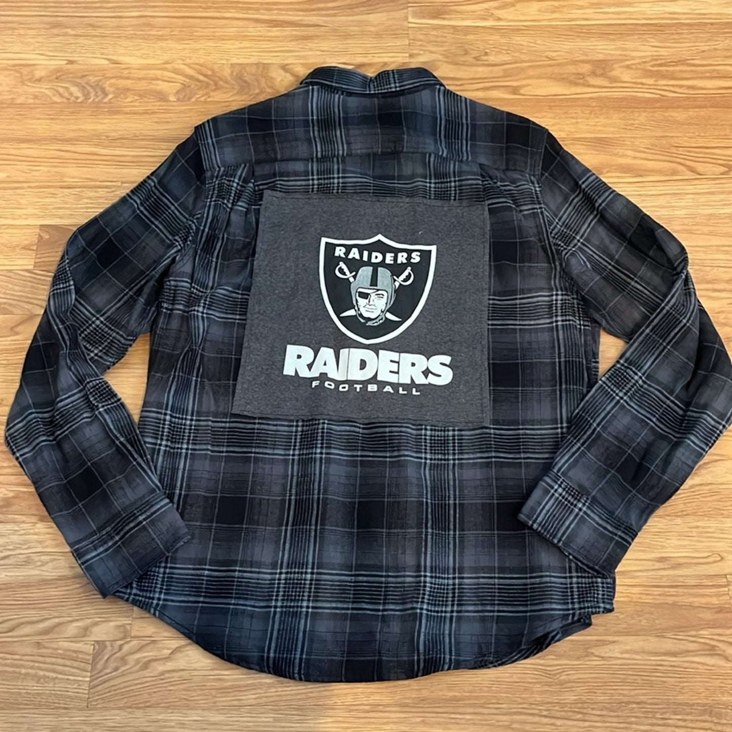 Las Vegas Raiders Football NFL Flannel Shirt upcycled unisex Size Medium M