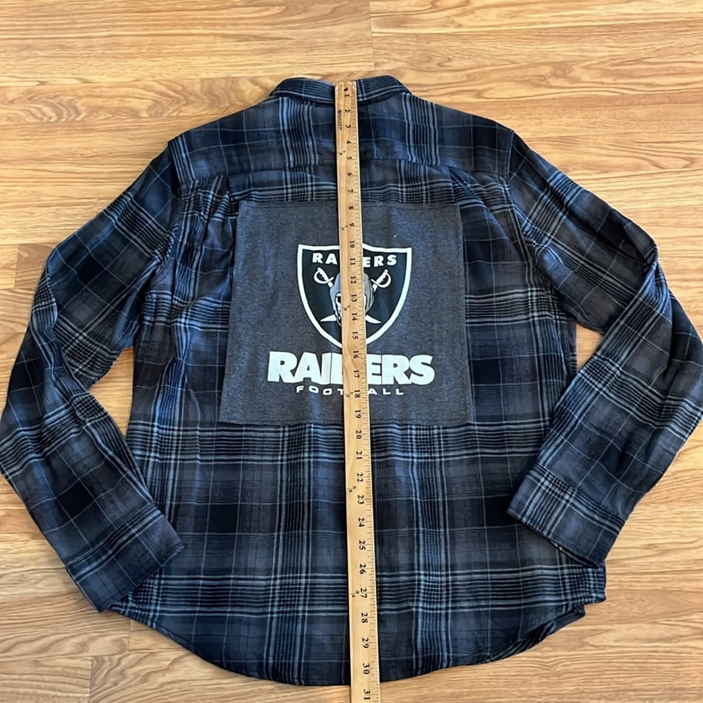 Las Vegas Raiders Football NFL Flannel Shirt upcycled unisex Size Medium M